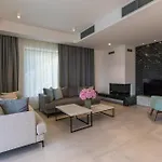 Magnificent 5 Bedrooms Splendor Stunning Sea View
