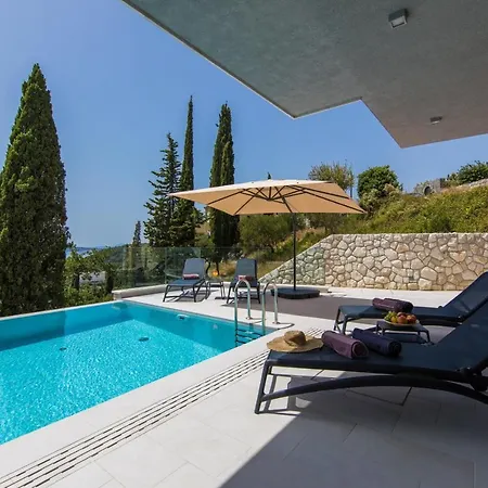 Magnificent 5 Bedrooms Splendor Stunning Sea Island Views Gym Villa