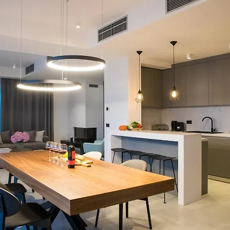 Magnificent 5 Bedrooms Splendor Stunning Sea View