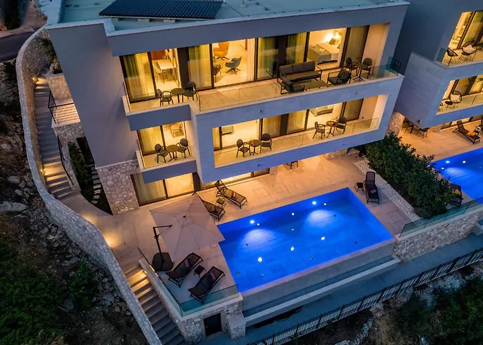 Magnificent 5 Bedrooms Splendor Stunning Sea View *