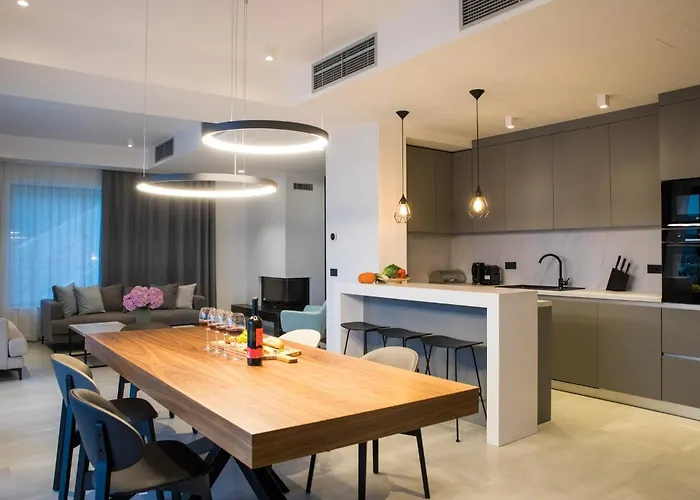 Magnificent 5 Bedrooms Splendor Stunning Sea View