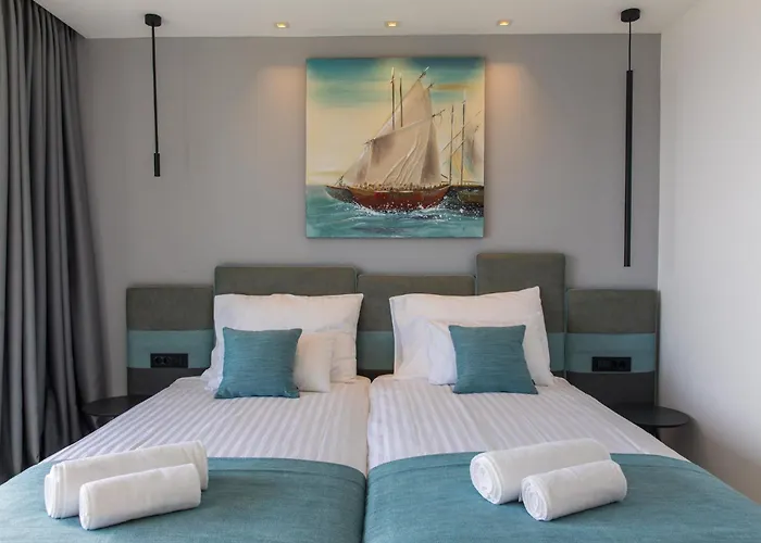 Magnificent 5 Bedrooms Splendor Stunning Sea View