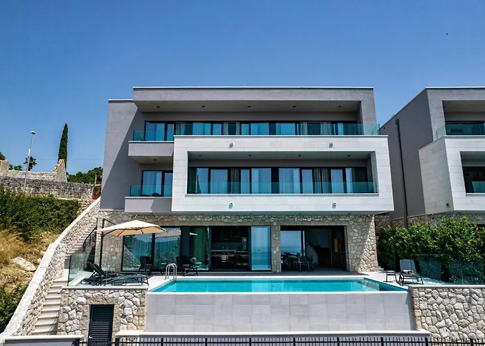 Magnificent 5 Bedrooms Splendor Stunning Sea View *