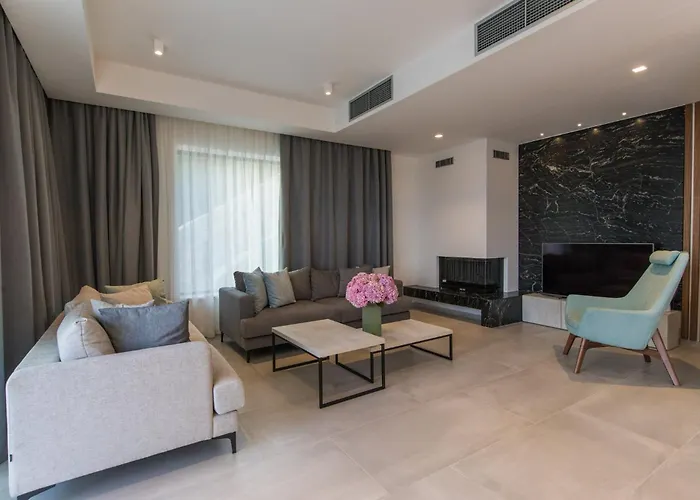 Magnificent 5 Bedrooms Splendor Stunning Sea View